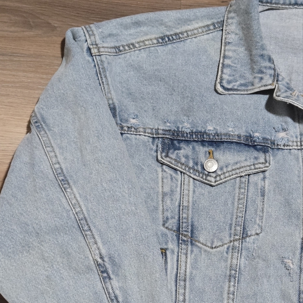 NWT Wild Fable Oversized Distressed Classic Denim Jacket Size L - Picture 3 of 11